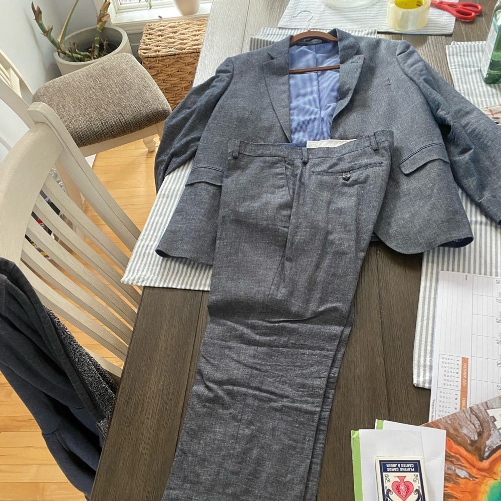 Banana Republic suit

Jacket is 40R
Pants are 32/32

Color is grey/blue